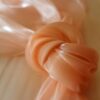 Saténová organza broskyňová (Peach) šírky 47 cm – detail lesku