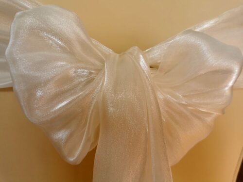Saténová organza krémová (Cream) šírky 23 cm – detail mašle s leskom