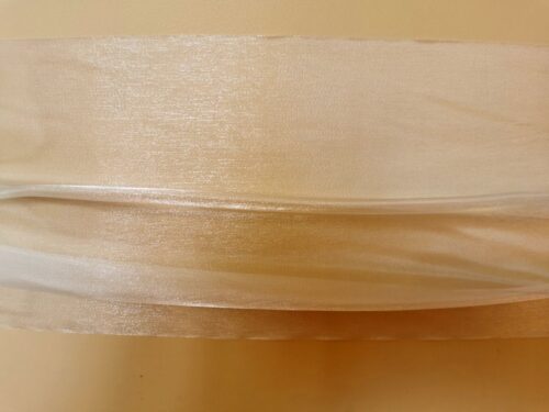 Saténová organza krémová (Cream) šírky 23 cm – detail materiálu