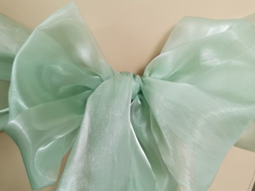 Saténová organza pastelovo zelená (Pastel Green) šírky 23 cm – detail mašle s leskom