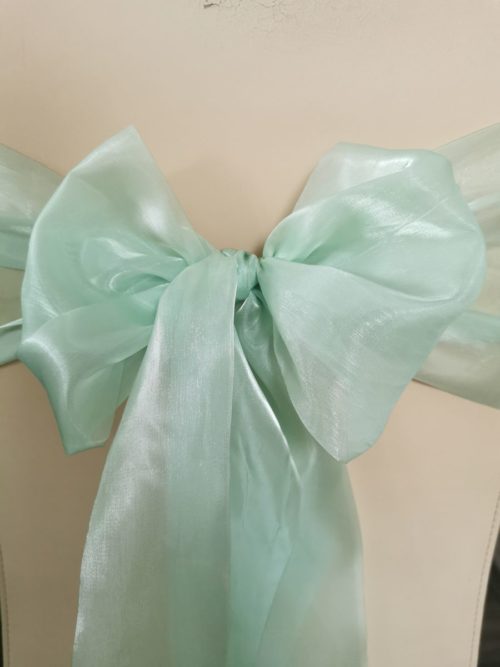Saténová organza pastelovo zelená (Pastel Green) šírky 23 cm – mašľa na stoličke