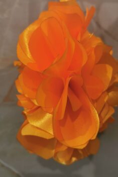 Saténový pom pom kvet žltooranžový - evkakvety-eshop.eu