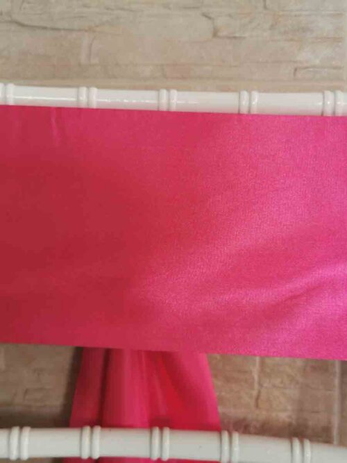 Fuchsiový satén 15 cm (Fuchsia), detail hladkého lesklého materiálu