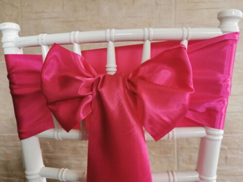 Fuchsiový satén (Fuchsia) 15 cm, saténová mašľa na stoličke, zadná strana