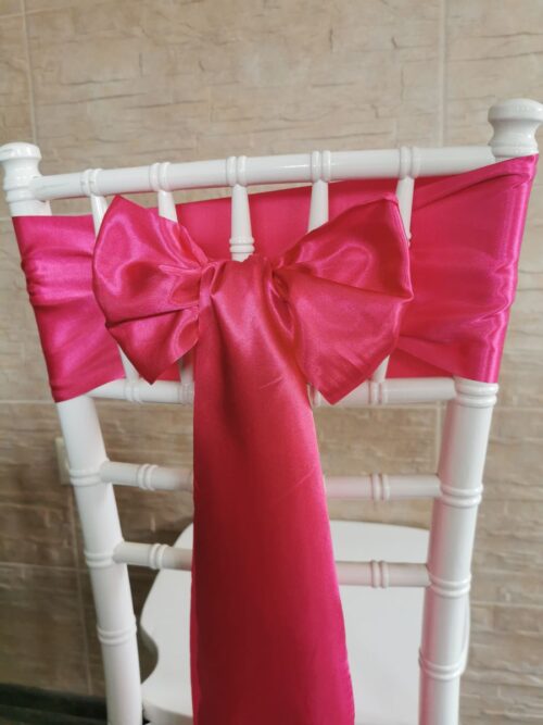 Fuchsiový satén (Fuchsia), šírka 15 cm, dekorácia stoličky, celkový pohľad