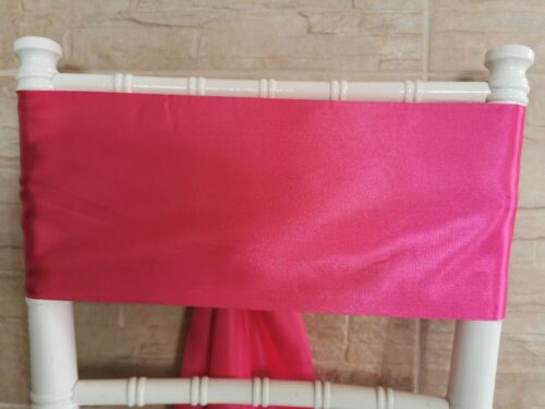 Fuchsiový satén (Fuchsia), šírka 15 cm na stoličke, pohľad spredu bez mašle