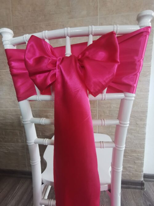 Fuchsiový satén (Fuchsia), šírka 15 cm, uviazaný do mašle na stoličke, pohľad zozadu