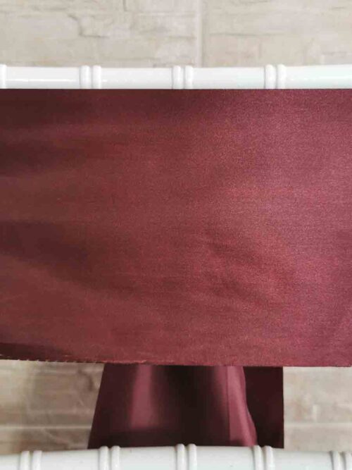 Gaštanovo bordový satén 15 cm (Chestnut Burgundy), detail hladkého lesklého materiálu