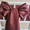 Gaštanovo bordový satén (Chestnut Burgundy) 15 cm, saténová mašľa na stoličke, zadná strana