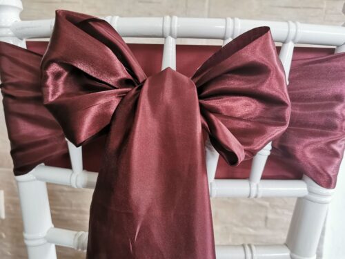 Gaštanovo bordový satén (Chestnut Burgundy) 15 cm, saténová mašľa na stoličke, zadná strana