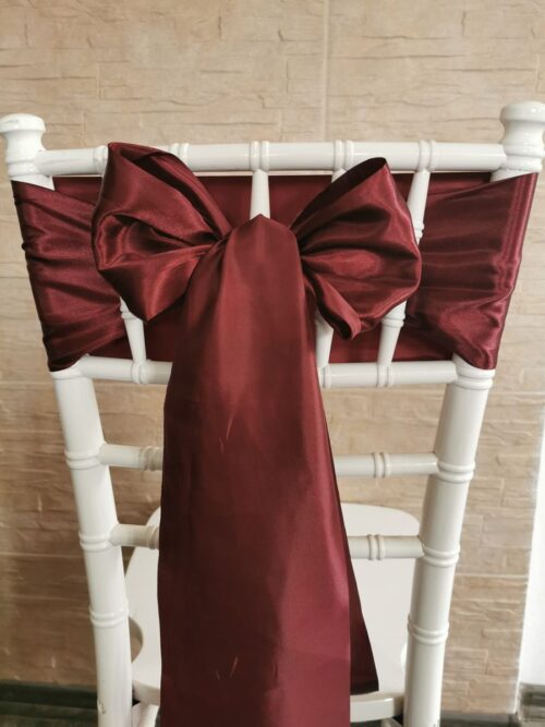 Gaštanovo bordový satén (Chestnut Burgundy), šírka 15 cm, dekorácia stoličky, celkový pohľad