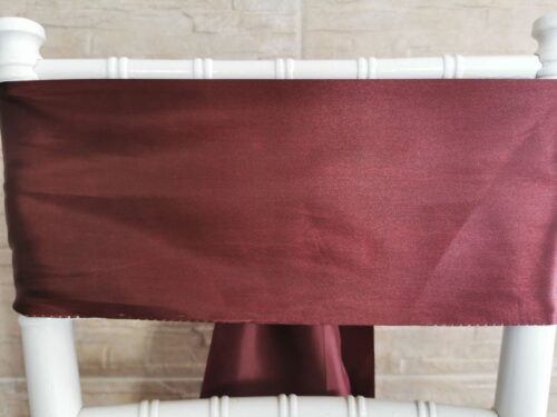 Gaštanovo bordový satén (Chestnut Burgundy), šírka 15 cm na stoličke, pohľad spredu bez mašle