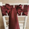 Gaštanovo bordový satén (Chestnut Burgundy), šírka 15 cm, uviazaný do mašle na stoličke, pohľad zozadu