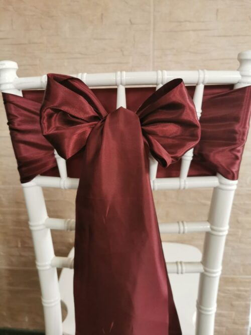 Gaštanovo bordový satén (Chestnut Burgundy), šírka 15 cm, uviazaný do mašle na stoličke, pohľad zozadu