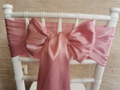 Intenzívne staroružový satén (Intense Old Pink) 15 cm, saténová mašľa na stoličke, zadná strana