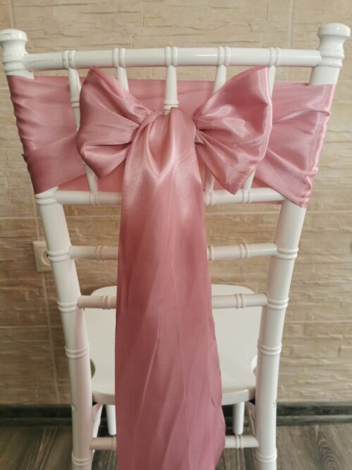 Intenzívne staroružový satén (Intense Old Pink), šírka 15 cm, dekorácia stoličky, celkový pohľad