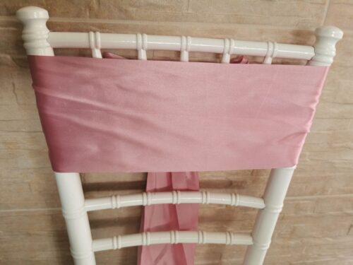 Intenzívne staroružový satén (Intense Old Pink), šírka 15 cm na stoličke, pohľad spredu bez mašle