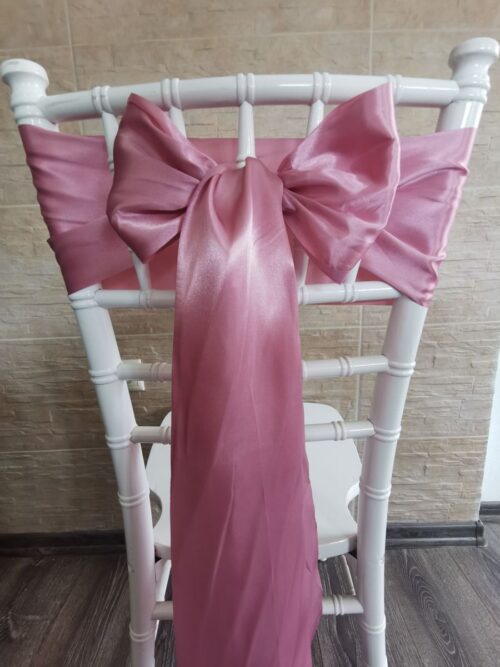 Intenzívne staroružový satén (Intense Old Pink), šírka 15 cm, uviazaný do mašle na stoličke, pohľad zozadu