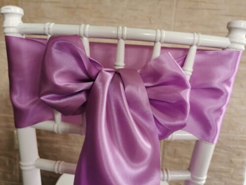 Levanduľový satén (Lavender) 15 cm, saténová mašľa na stoličke, zadná strana