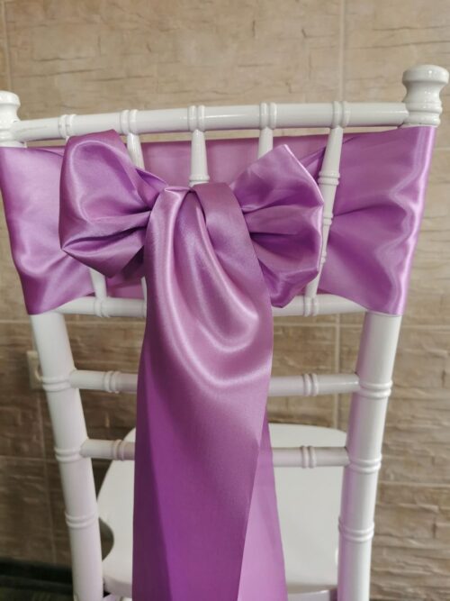 Levanduľový satén (Lavender), šírka 15 cm, dekorácia stoličky, celkový pohľad