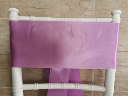 Levanduľový satén (Lavender), šírka 15 cm na stoličke, pohľad spredu bez mašle