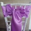 Levanduľový satén (Lavender), šírka 15 cm, uviazaný do mašle na stoličke, pohľad zozadu