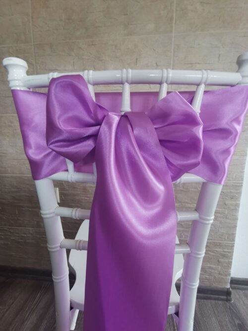 Levanduľový satén (Lavender), šírka 15 cm, uviazaný do mašle na stoličke, pohľad zozadu