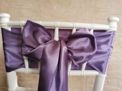 Milka fialový satén (Milka Violet) 15 cm, saténová mašľa na stoličke, zadná strana