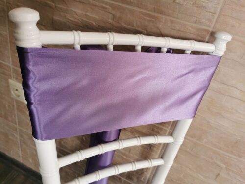 Milka fialový satén (Milka Violet), šírka 15 cm na stoličke, pohľad spredu bez mašle