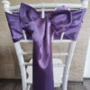 Milka fialový satén (Milka Violet), šírka 15 cm, uviazaný do mašle na stoličke, pohľad zozadu