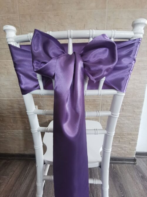 Milka fialový satén (Milka Violet), šírka 15 cm, uviazaný do mašle na stoličke, pohľad zozadu