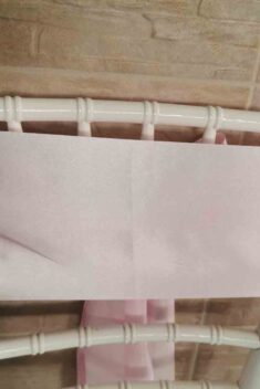 Pastelovo ružový satén 15 cm (Baby Pink), detail hladkého lesklého materiálu