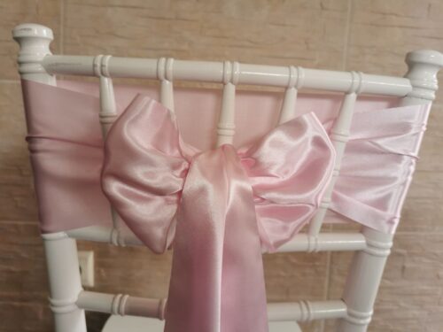 Pastelovo ružový satén (Baby Pink) 15 cm, saténová mašľa na stoličke, zadná strana