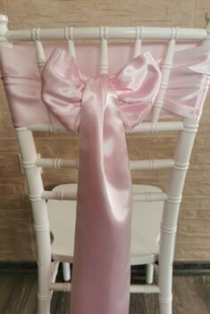 Pastelovo ružový satén (Baby Pink), šírka 15 cm, dekorácia stoličky, celkový pohľad