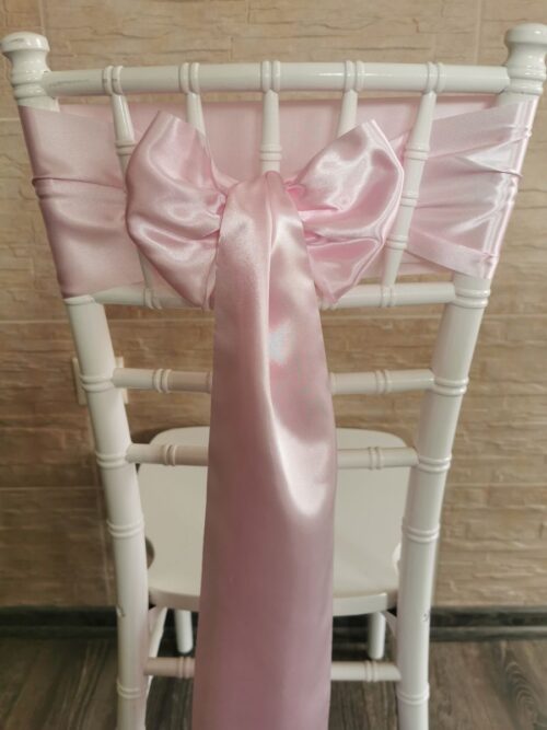 Pastelovo ružový satén (Baby Pink), šírka 15 cm, dekorácia stoličky, celkový pohľad