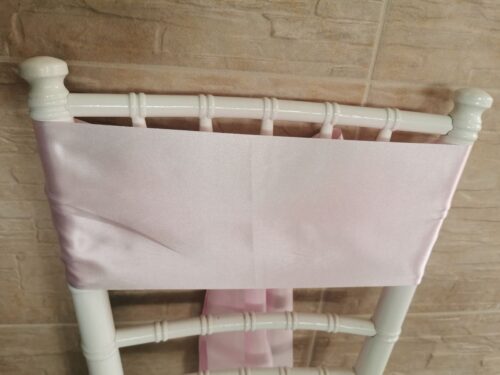 Pastelovo ružový satén (Baby Pink), šírka 15 cm na stoličke, pohľad spredu bez mašle