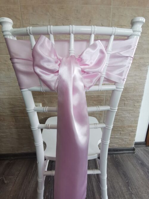 Pastelovo ružový satén (Baby Pink), šírka 15 cm, uviazaný do mašle na stoličke, pohľad zozadu