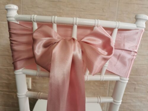 Púdrovo staroružový satén (Powder Old Pink) 15 cm, saténová mašľa na stoličke, zadná strana