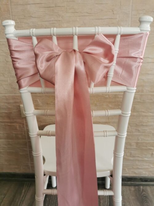 Púdrovo staroružový satén (Powder Old Pink), šírka 15 cm, dekorácia stoličky, celkový pohľad