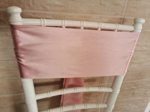 Púdrovo staroružový satén (Powder Old Pink), šírka 15 cm na stoličke, pohľad spredu bez mašle