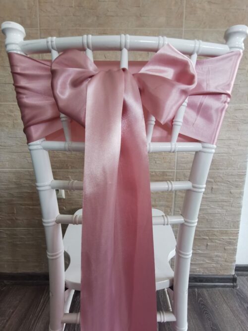 Púdrovo staroružový satén (Powder Old Pink), šírka 15 cm, uviazaný do mašle na stoličke, pohľad zozadu