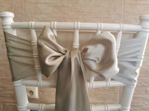 Sivý satén (Grey) 15 cm, saténová mašľa na stoličke, zadná strana