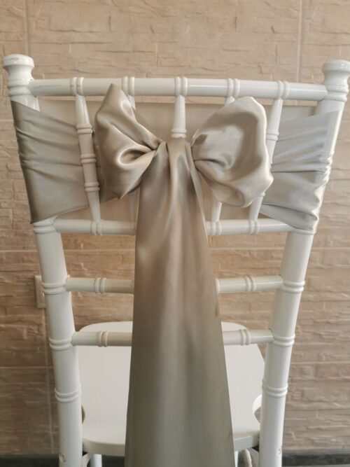 Sivý satén (Grey), šírka 15 cm, dekorácia stoličky, celkový pohľad