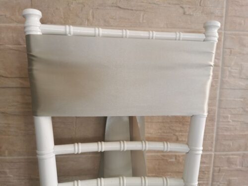 Sivý satén (Grey), šírka 15 cm na stoličke, pohľad spredu bez mašle