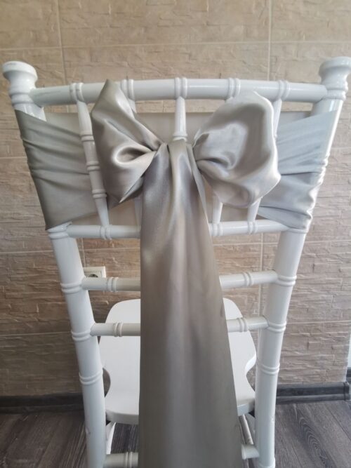 Sivý satén (Grey), šírka 15 cm, uviazaný do mašle na stoličke, pohľad zozadu