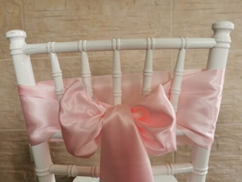 Svetloružový satén (Light Pink) 15 cm, saténová mašľa na stoličke, zadná strana