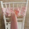 Svetloružový satén (Light Pink), šírka 15 cm, dekorácia stoličky, celkový pohľad