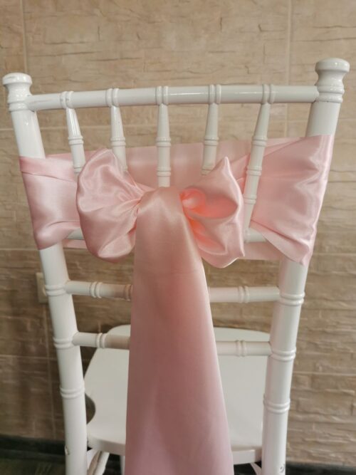 Svetloružový satén (Light Pink), šírka 15 cm, dekorácia stoličky, celkový pohľad