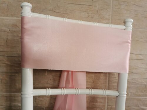 Svetloružový satén (Light Pink), šírka 15 cm na stoličke, pohľad spredu bez mašle