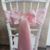 Svetloružový satén (Light Pink), šírka 15 cm, uviazaný do mašle na stoličke, pohľad zozadu